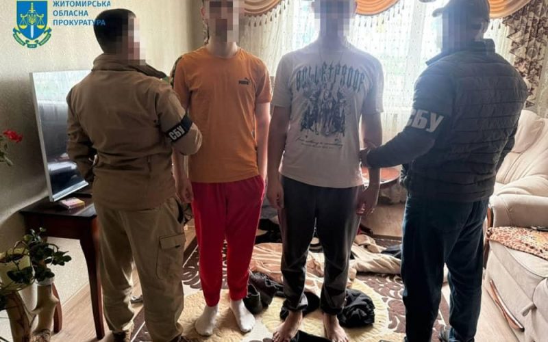 По 1000 доларів за спалену автівку –  на Житомирщині затримали юнаків, які знищували машини військових