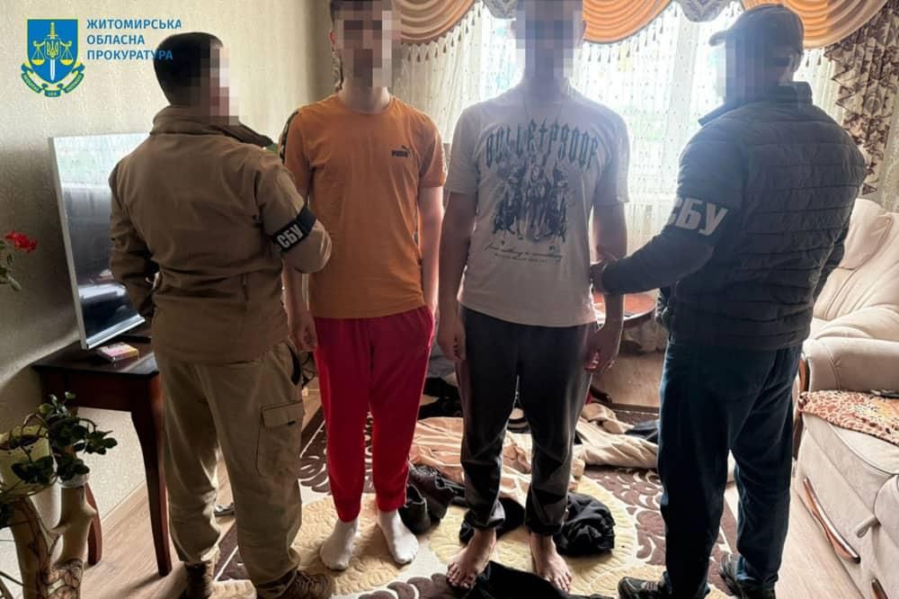 По 1000 доларів за спалену автівку –  на Житомирщині затримали юнаків, які знищували машини військових