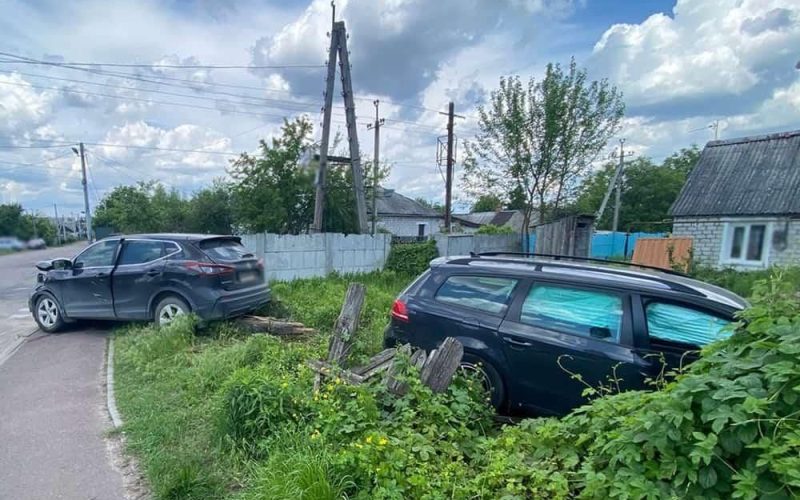 На Котляревського в Коростені зіштовхнулись Nissan та Volkswagen: троє постраждалих