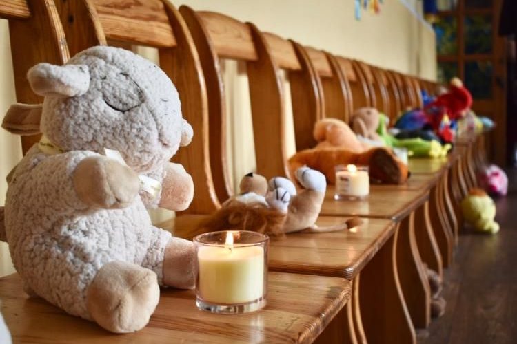 У коростенському центрі «Віри, Надії, Любові» вшанували пам’ять дітей, які загинули під час обстрілів ворога