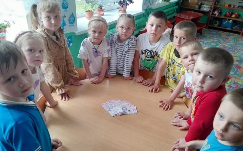 Під час урочистого випускного в дитсадку на Олевщині діти з батьками зібрали кошти на потреби ЗСУ