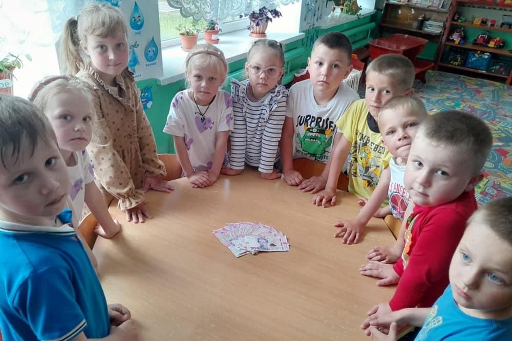 Під час урочистого випускного в дитсадку на Олевщині діти з батьками зібрали кошти на потреби ЗСУ