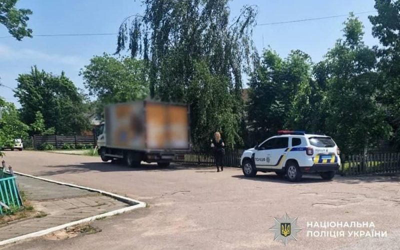 В одному з сіл Житомирської області вантажівка “здавала” назад та збила пенсіонерку: жінка загинула