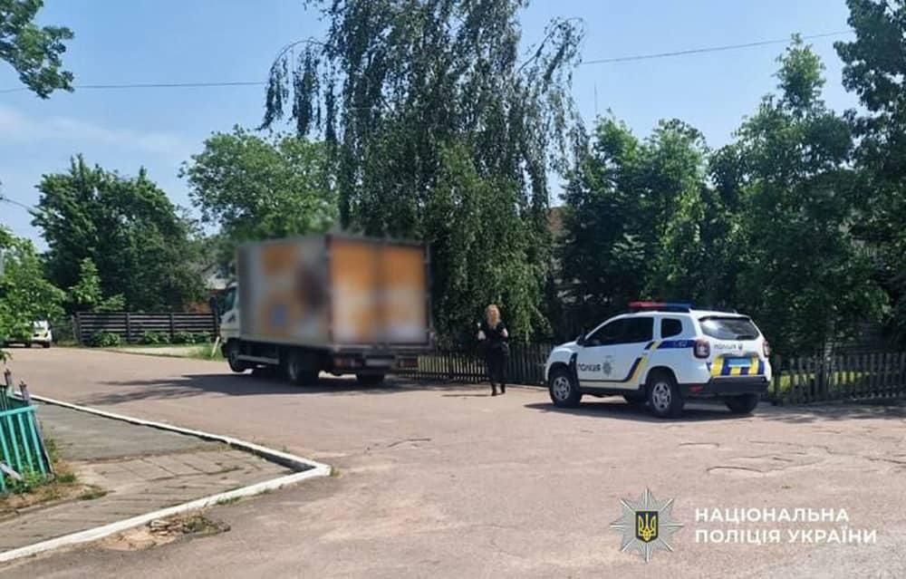 В одному з сіл Житомирської області вантажівка “здавала” назад та збила пенсіонерку: жінка загинула