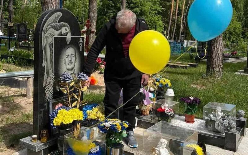 У селі Малинської громади з могили військових вкрали вази з квітами: рідні звернулись до поліції