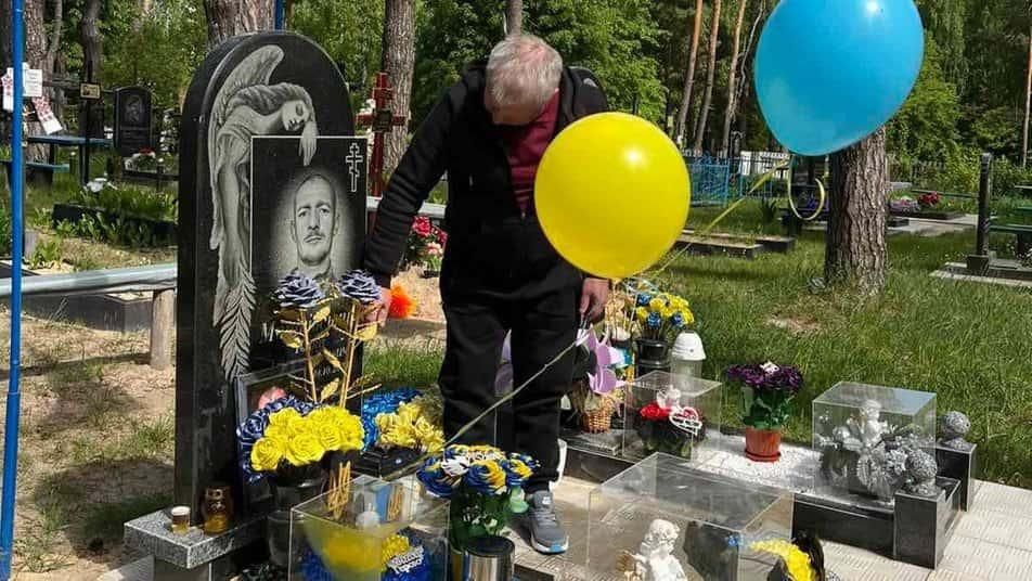 У селі Малинської громади з могили військових вкрали вази з квітами: рідні звернулись до поліції