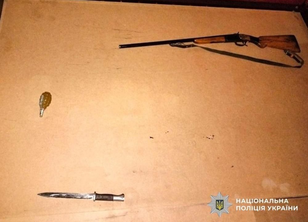 Гранати, рушниця, набої: на Коростенщині чоловік зберігав зброю під матрацом