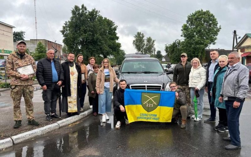 У Чоповичах військовому 225 штурмового полку передали автомобіль