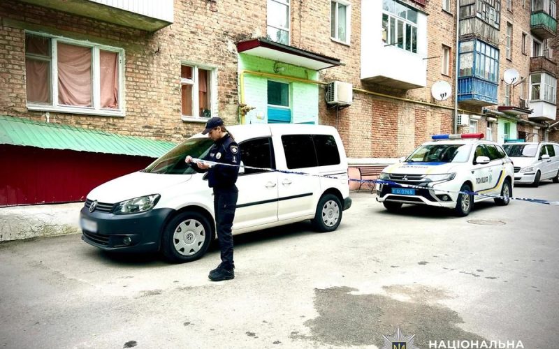 У місті Житомирської області чоловік до смерті побив знайомого: тіло у ковдрі виніс на вулицю