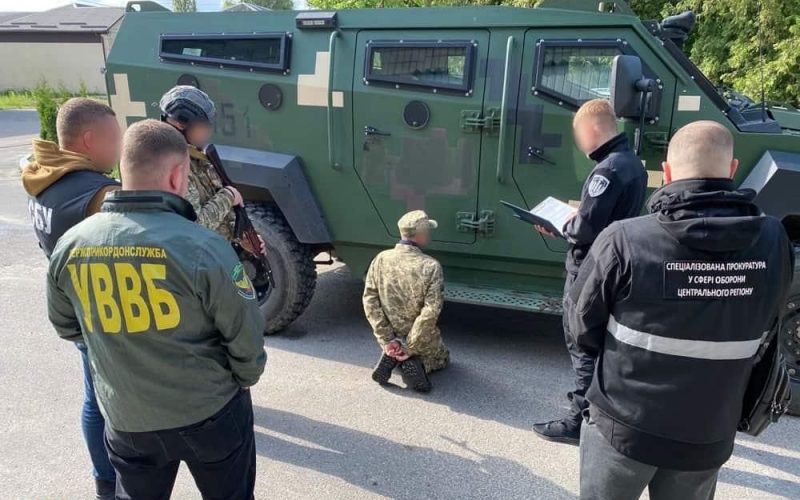 Правоохоронці затримали прикордонника, який передавав ворогу координати ЗСУ у 4 областях, включно з Житомирською
