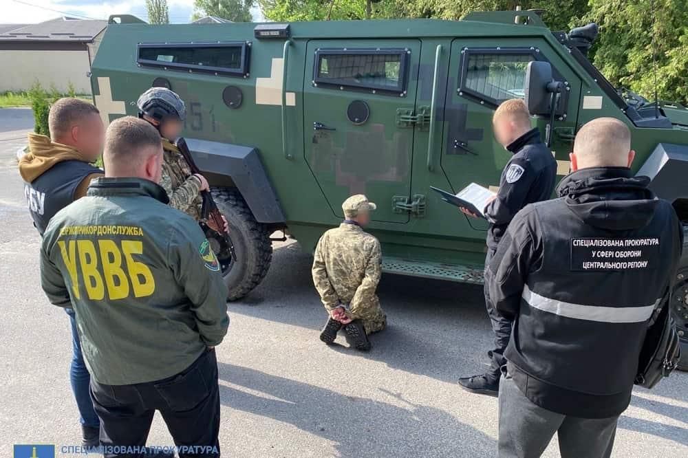 Правоохоронці затримали прикордонника, який передавав ворогу координати ЗСУ у 4 областях, включно з Житомирською