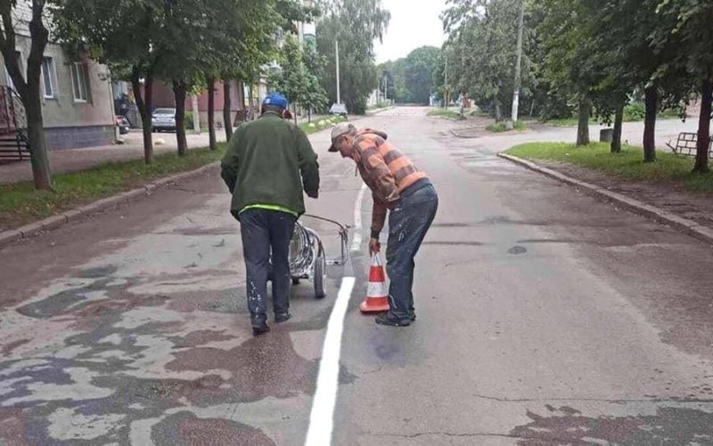 У Коростені комунальники ремонтують дороги