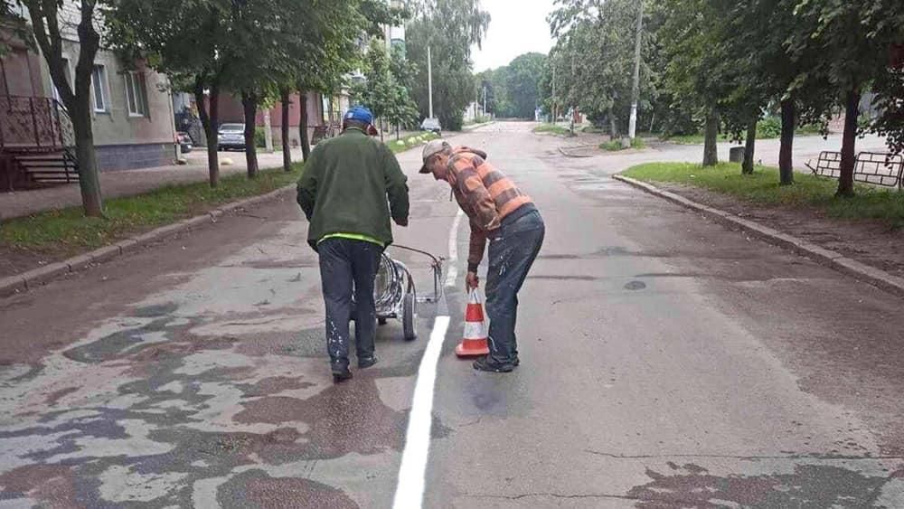 У Коростені комунальники ремонтують дороги