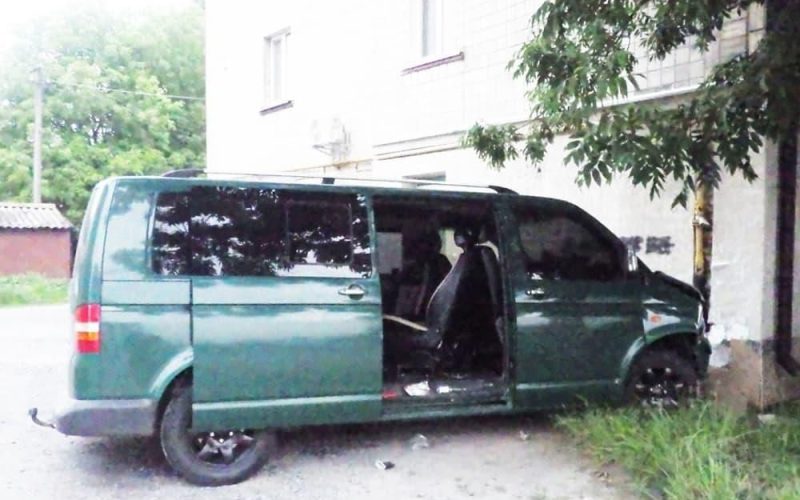 У Житомирській області мікроавтобус з пасажирами врізався у будинок — троє постраждалих