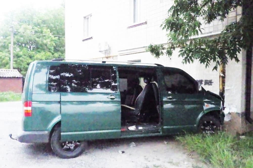 У Житомирській області мікроавтобус з пасажирами врізався у будинок — троє постраждалих