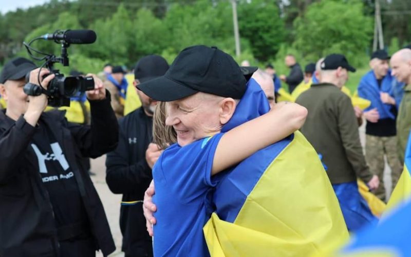Україна повернула ще одну групу важкохворих захисників із російської неволі