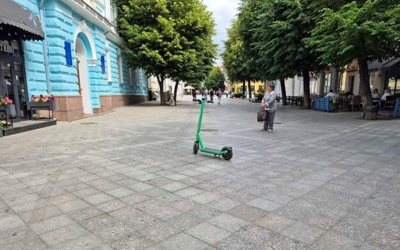 В одному місті Житомирської області жінка, що має інвалідність по зору, травмувалася через електросамокат