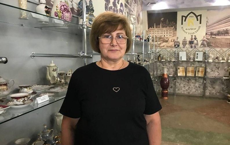 Сервізи, декоративні вази та сувеніри – у Коростені зберігають спадок фарфорового заводу