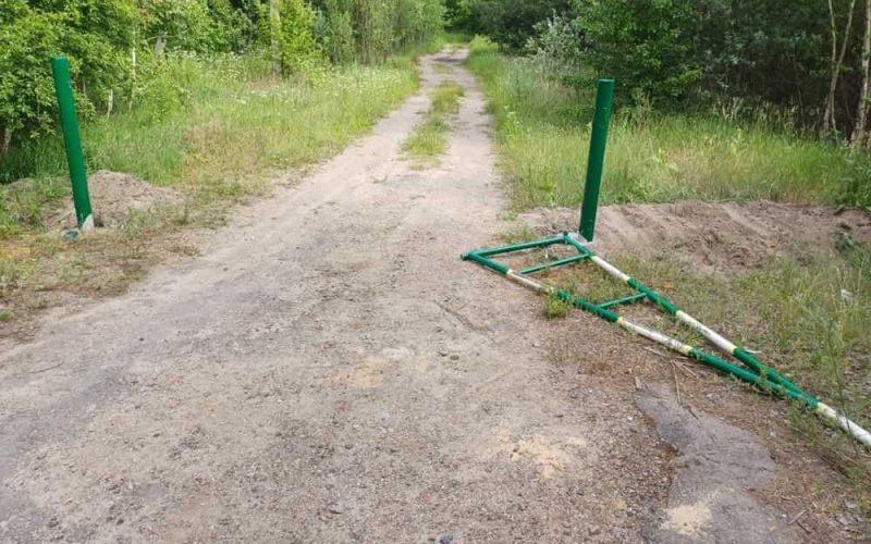 На території Народиччини у заповіднику невідомі особи знищили шлагбаум