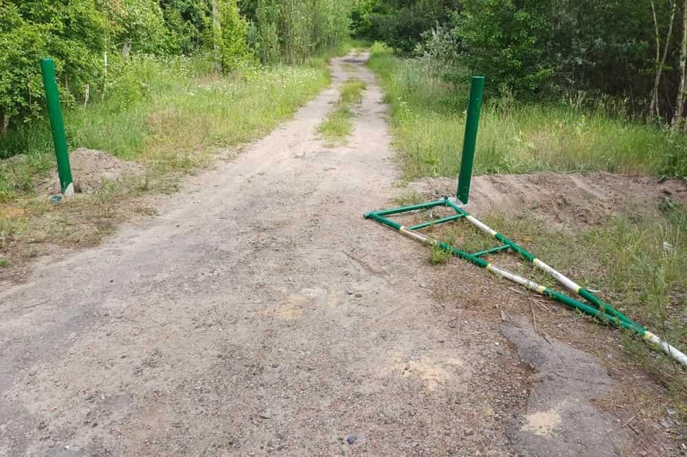 На території Народиччини у заповіднику невідомі особи знищили шлагбаум
