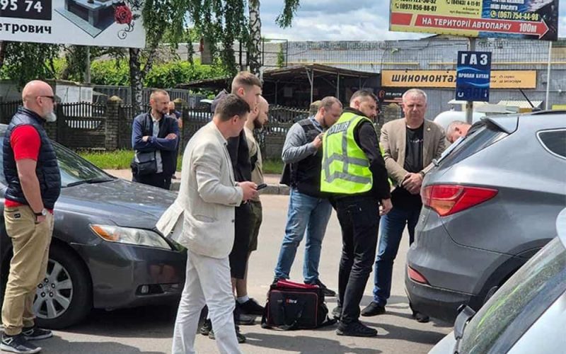 Мера одного з міст Житомирської області закували в кайданки