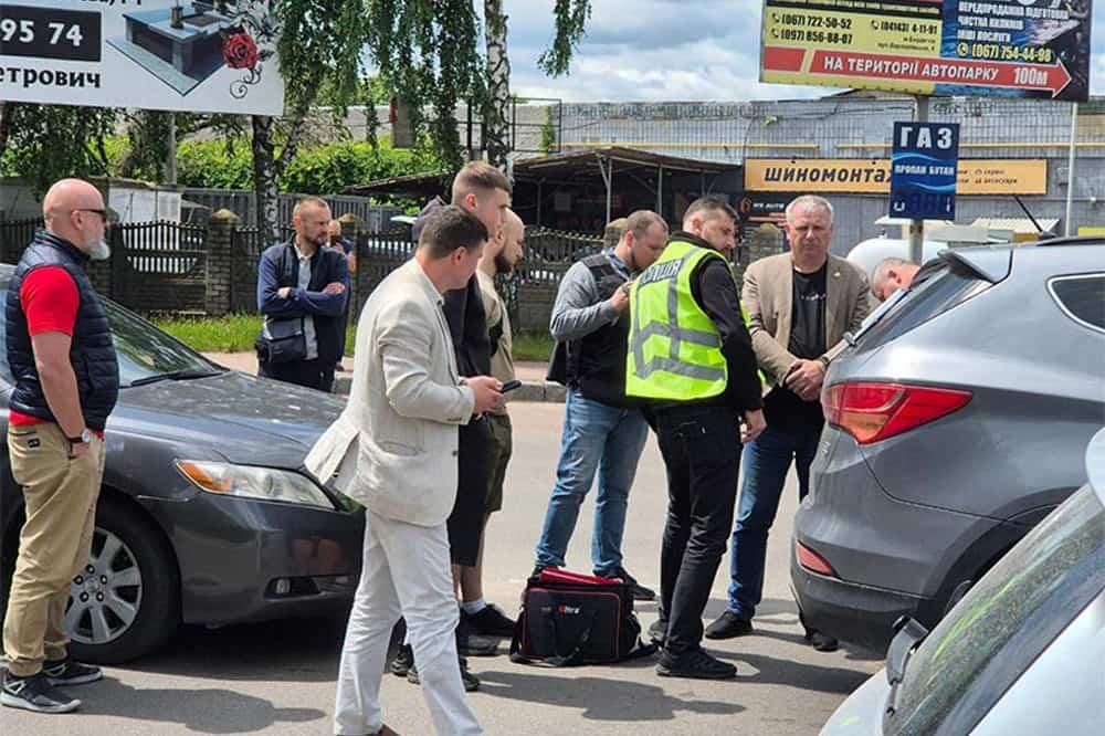 Мера одного з міст Житомирської області закували в кайданки