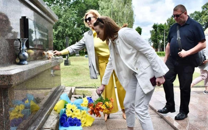 У Коростені покладанням квітів вшанували жертв війни в Україні