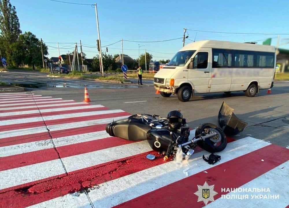 На Кемського в Коростені автобус зіштовхнувся з мотоциклом: постраждав 22-річний водій двоколісника