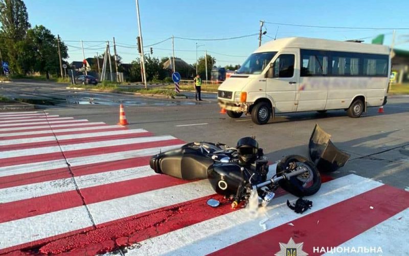 На Кемського в Коростені автобус зіштовхнувся з мотоциклом: постраждав 22-річний водій двоколісника