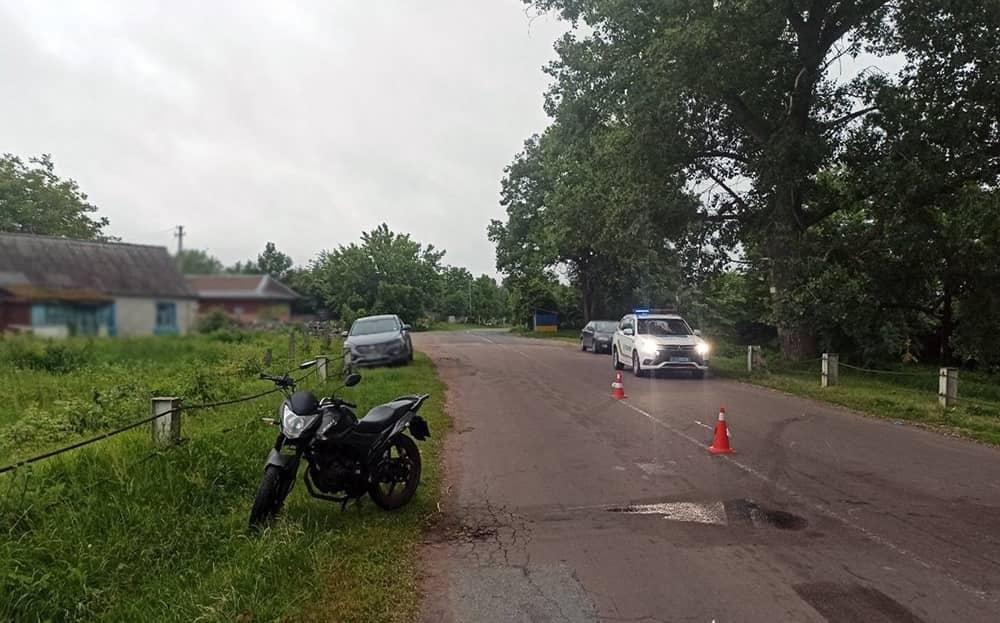 У селі на Житомирщині 16-річний хлопець на мотоциклі врізався у металеву опору та потрапив до реанімації