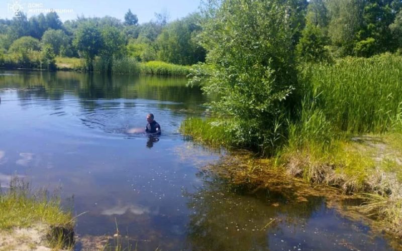 Поїхав купатися та зник – зі ставка на Житомирщині водолази дістали тіло 16-річного хлопця