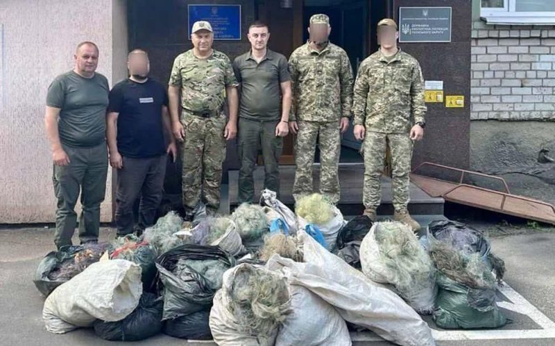 На Житомирщині понад 8 км браконьєрських сіток, які вилучили у браконьєрів, передали десантникам