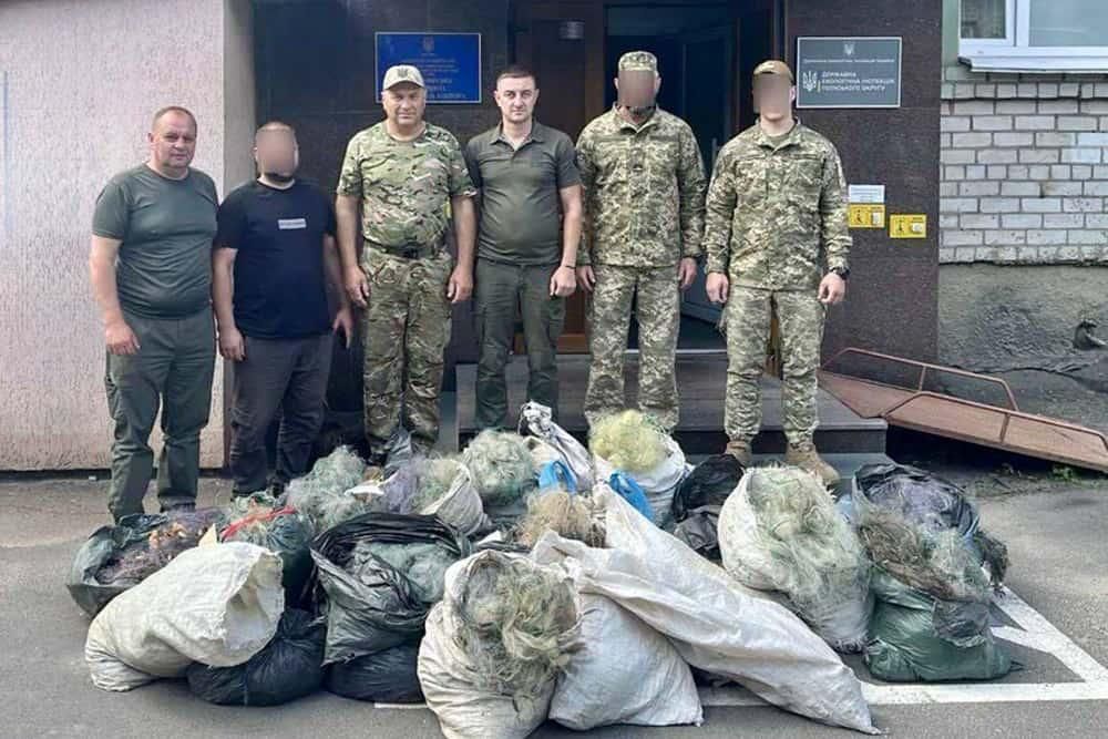 На Житомирщині понад 8 км браконьєрських сіток, які вилучили у браконьєрів, передали десантникам