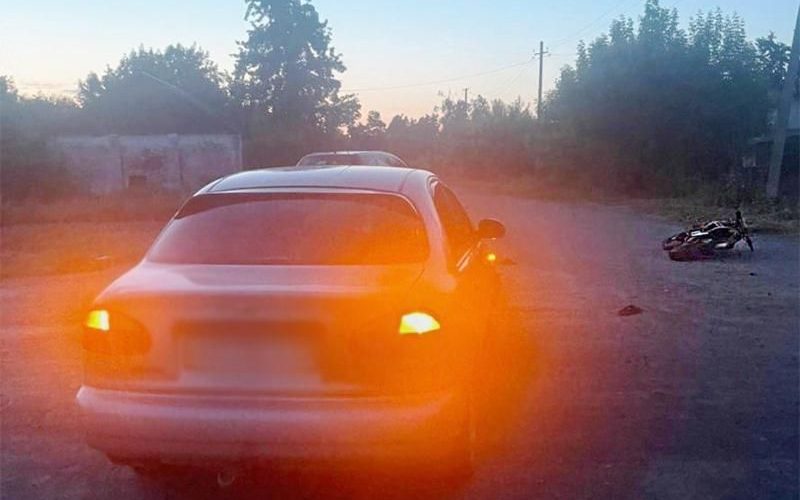 У селі на Малинщині 13-річний мотоцикліст зіштовхнувся з Daewoo: постраждали водій двоколісника та його пасажирка