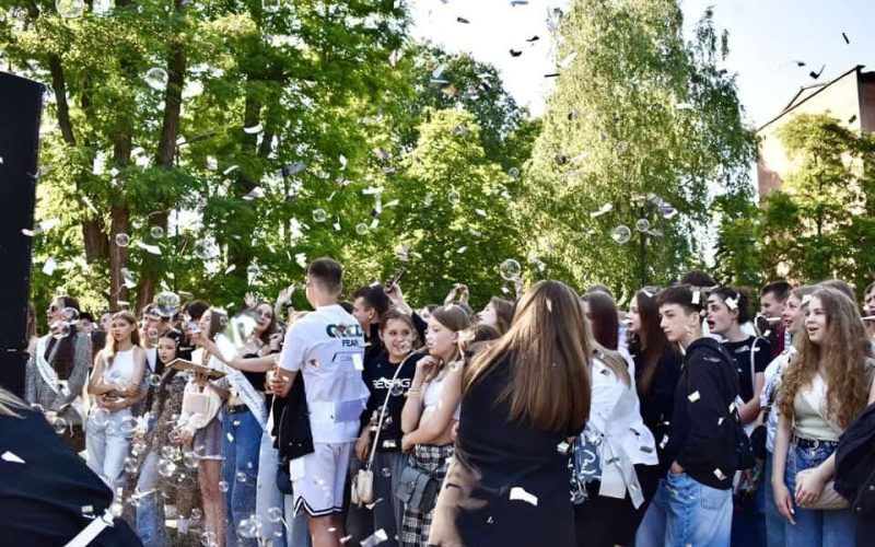 Танці, подяки та капсула часу: у Коростені влаштували святковий вечір для випускників-2025