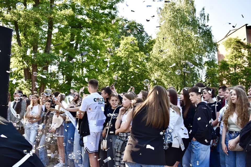 Танці, подяки та капсула часу: у Коростені влаштували святковий вечір для випускників-2025