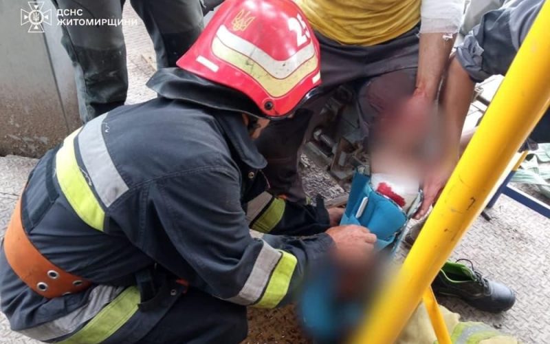 На Житомирщині чоловік зірвався під час ремонтних робіт – рятувальники транспортували з висоти 25 метрів