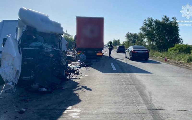 На трасі в Коростенському районі через ДТП з потерпілими ускладнений рух транспорту