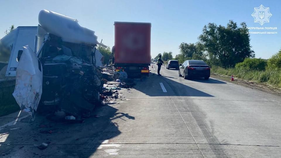 На трасі в Коростенському районі через ДТП з потерпілими ускладнений рух транспорту