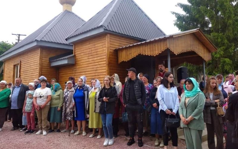 У селі Овруцької громади відбулася служба у новозведеному храмі