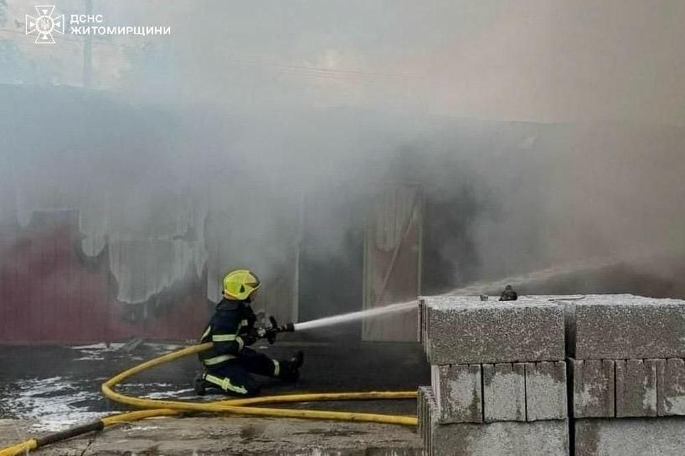 У Малині горіла складська будівля, де знаходились автозапчастини