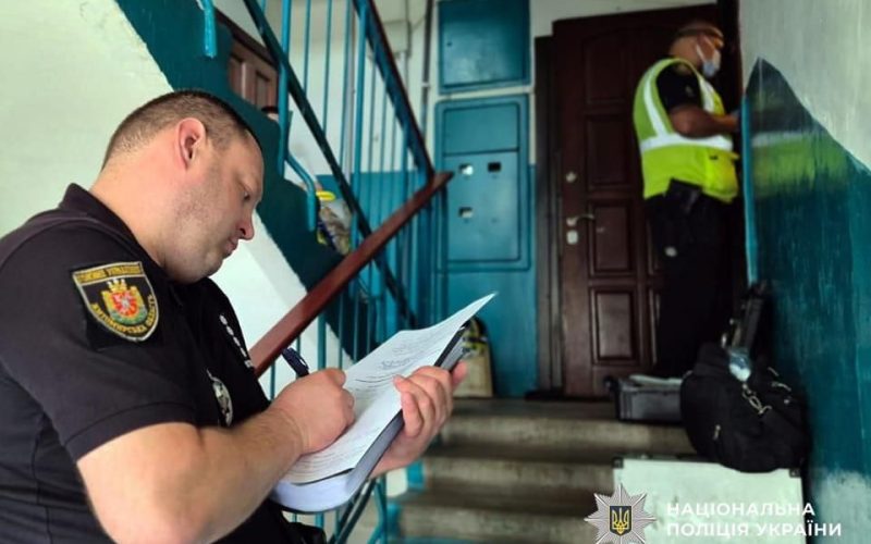 Бив стільцем, а потім задушив – у Житомирській області розшукали чоловіка, який вбив двох жінок