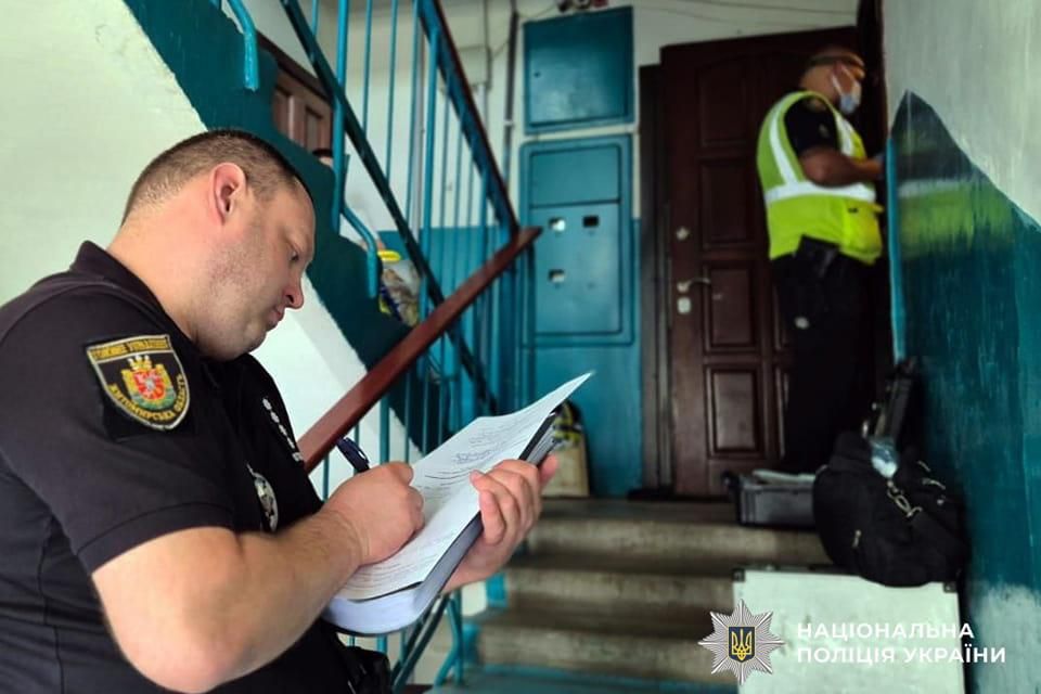 Бив стільцем, а потім задушив – у Житомирській області розшукали чоловіка, який вбив двох жінок