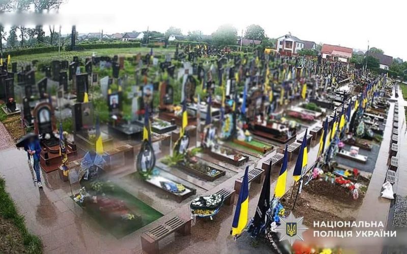 На сім років за грати може сісти чоловік, який у місті Житомирської області обікрав могилу Захисника