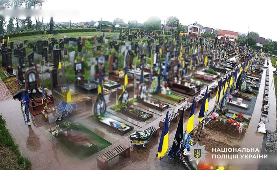 На сім років за грати може сісти чоловік, який у місті Житомирської області обікрав могилу Захисника