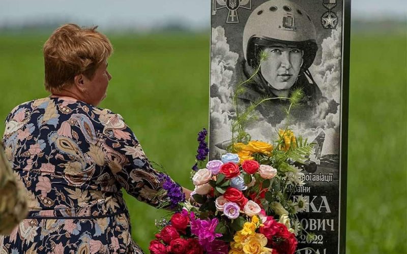 Жителі однієї з громад Житомирщини встановили пам’ятний знак пілоту, який загинув під час повітряного бою