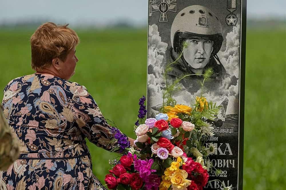 Жителі однієї з громад Житомирщини встановили пам’ятний знак пілоту, який загинув під час повітряного бою