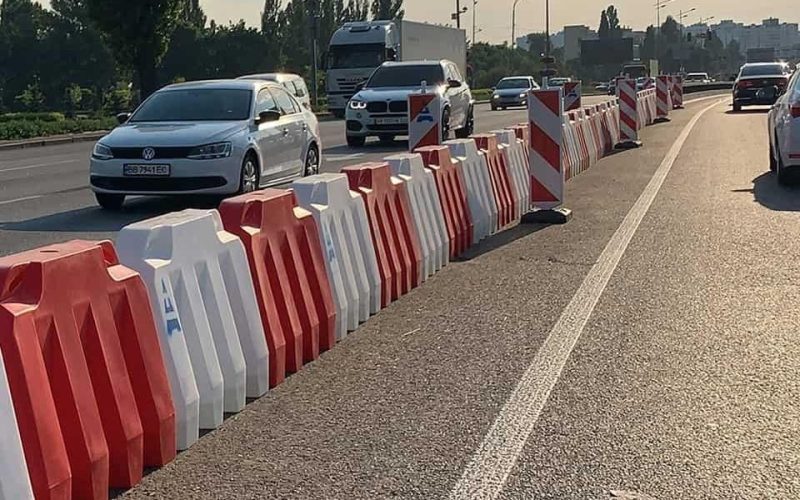 У Коростені комунальне підприємство закуповує дорожні водоналивні блоки