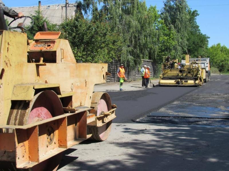 У Малині асфальтують дорогу