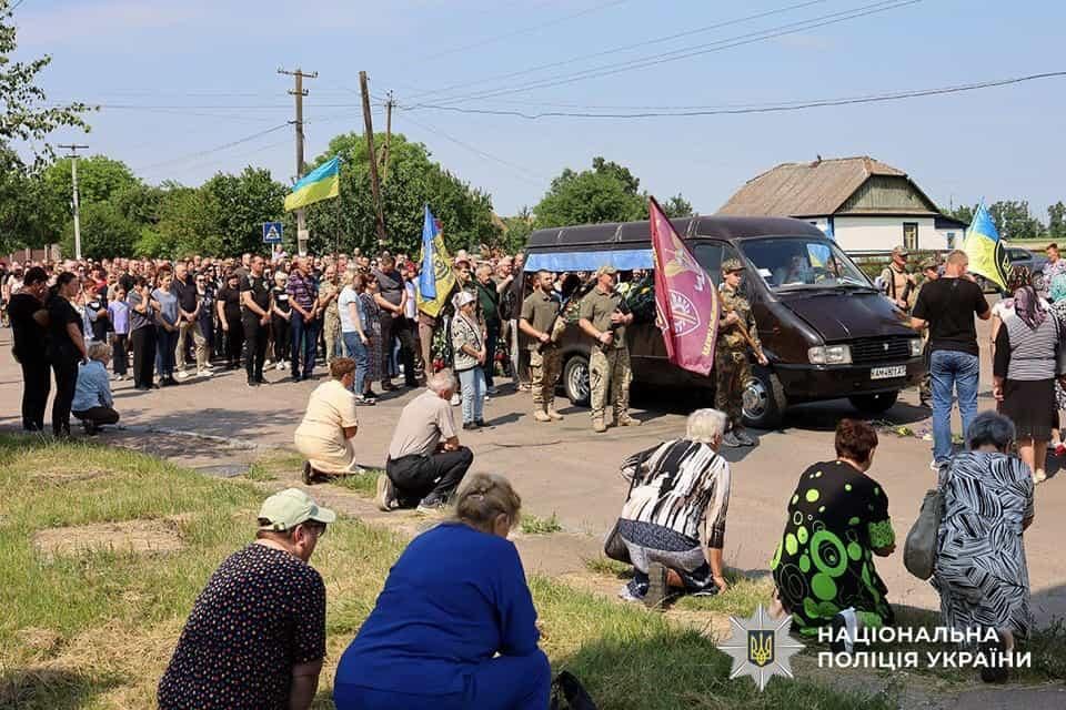 У Лугинах попрощалися з полеглим на фронті поліцейським Віталієм Боряченком